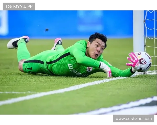 王大雷重返绿茵场展现实力,成就传奇守门员新篇章 王大雷重返绿茵场展现实力,成就传奇守门员新篇章